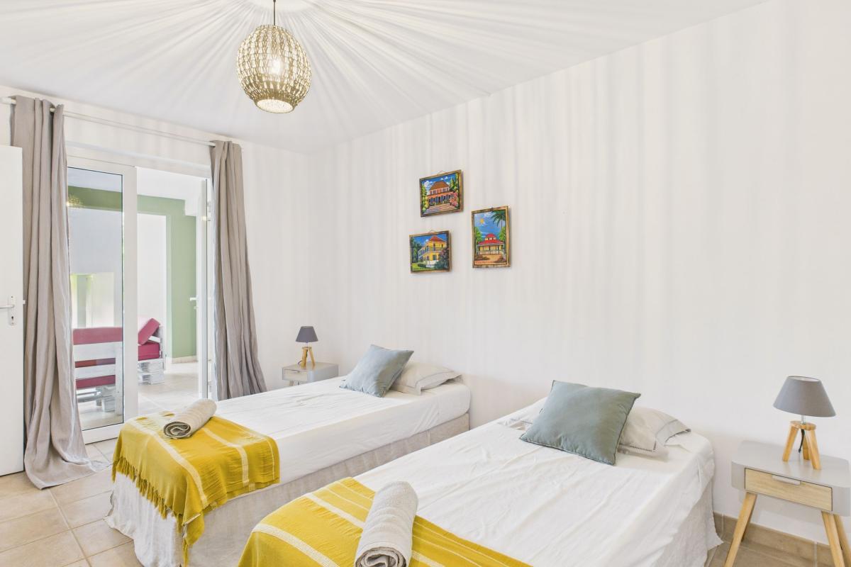 Location villa 6 chambres Anse à l_ane  - chambre 5 vue terrasse